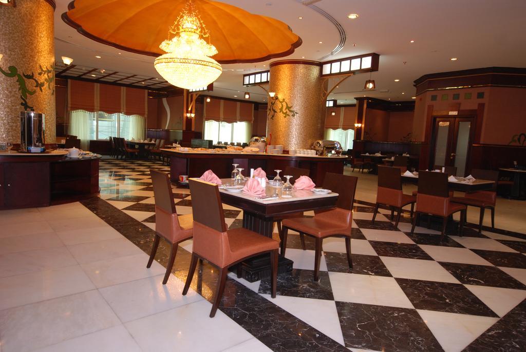 Al Bustan Tower Hotel Suites Sharjah Bagian luar foto