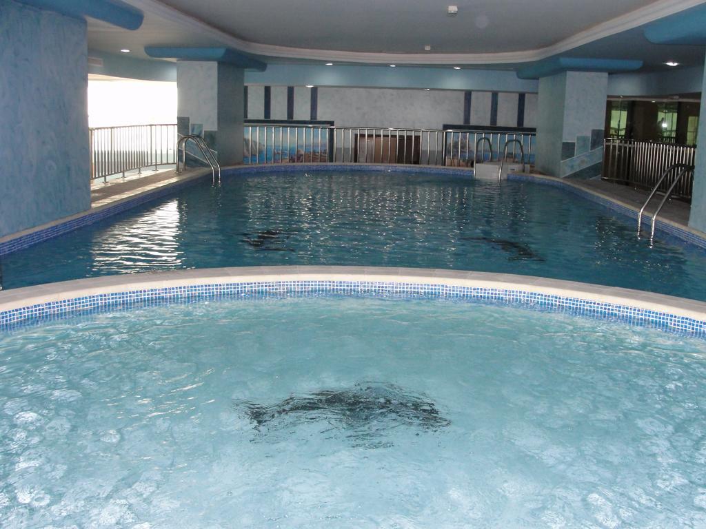 Al Bustan Tower Hotel Suites Sharjah Bagian luar foto