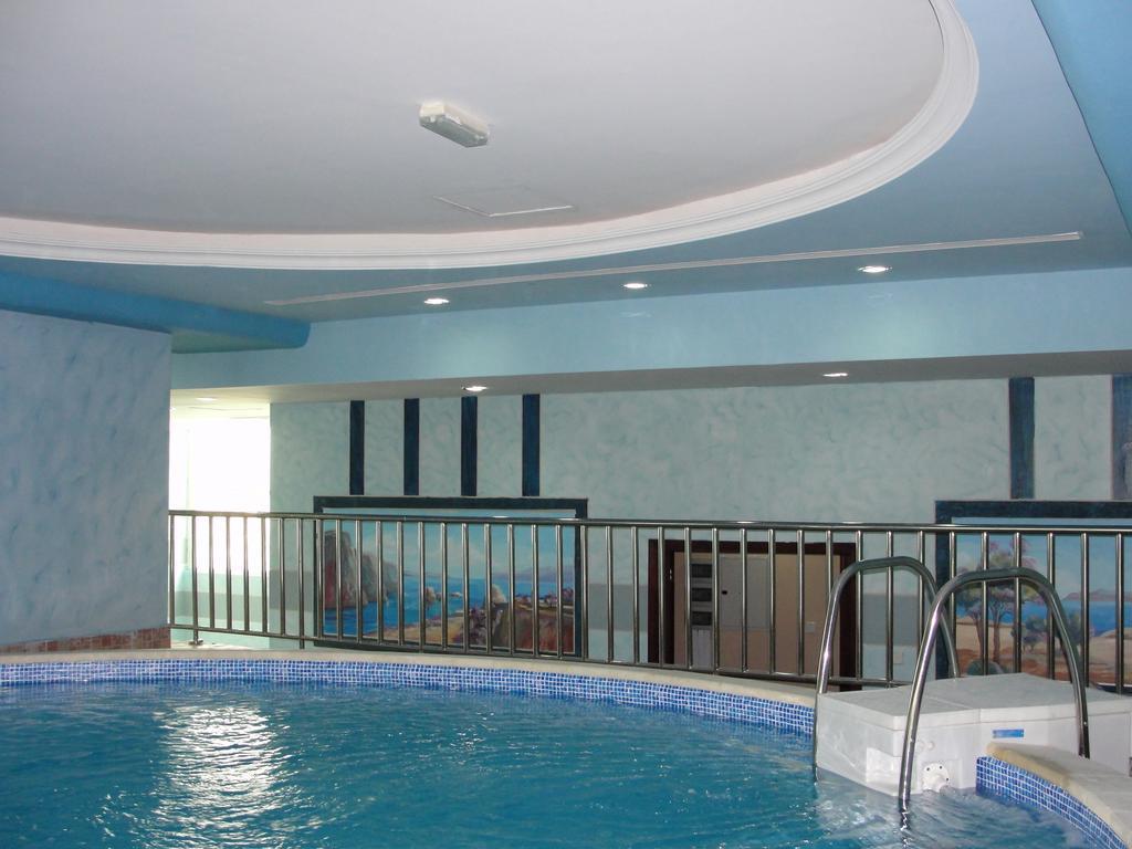 Al Bustan Tower Hotel Suites Sharjah Bagian luar foto