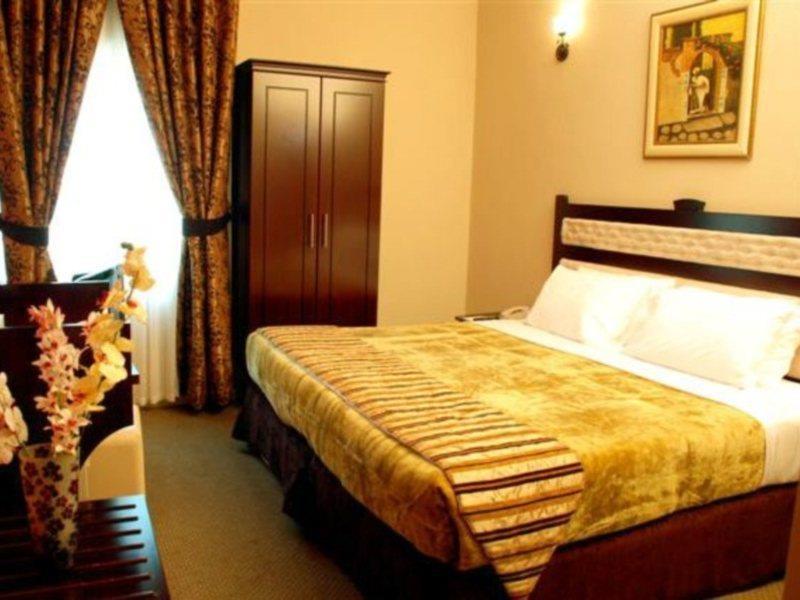 Al Bustan Tower Hotel Suites Sharjah Bagian luar foto