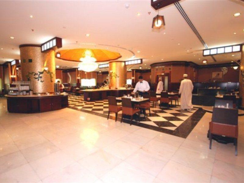 Al Bustan Tower Hotel Suites Sharjah Bagian luar foto