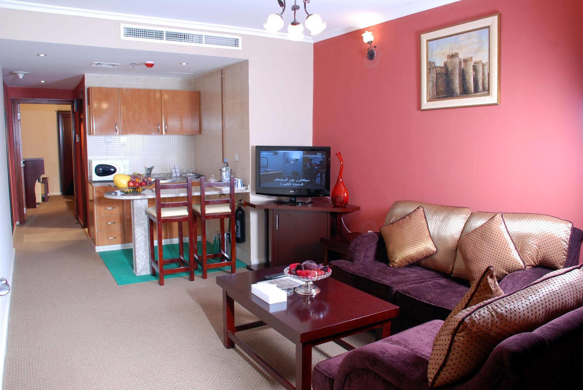 Al Bustan Tower Hotel Suites Sharjah Bagian luar foto