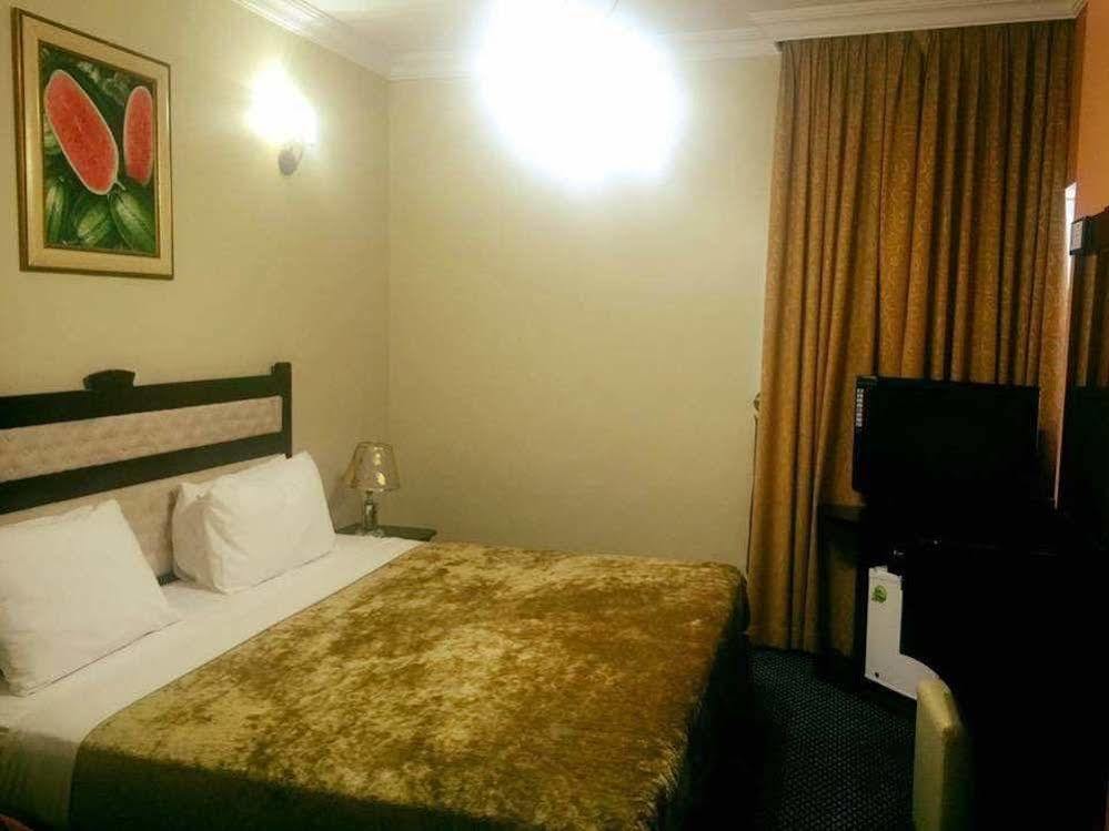 Al Bustan Tower Hotel Suites Sharjah Bagian luar foto