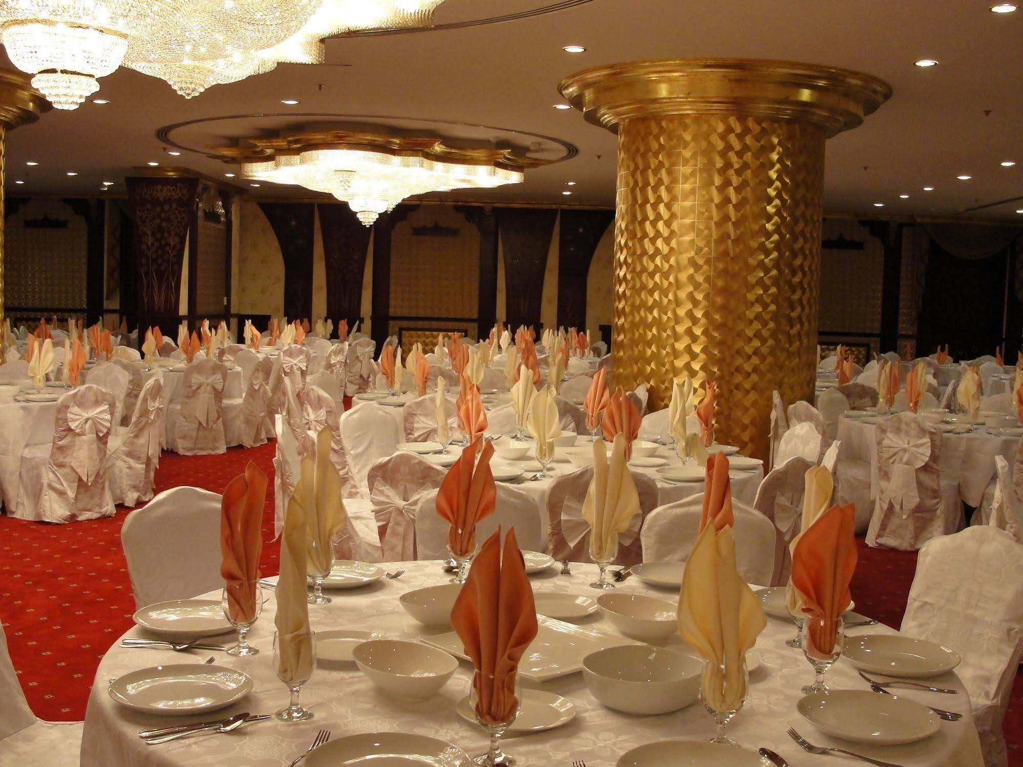 Al Bustan Tower Hotel Suites Sharjah Bagian luar foto