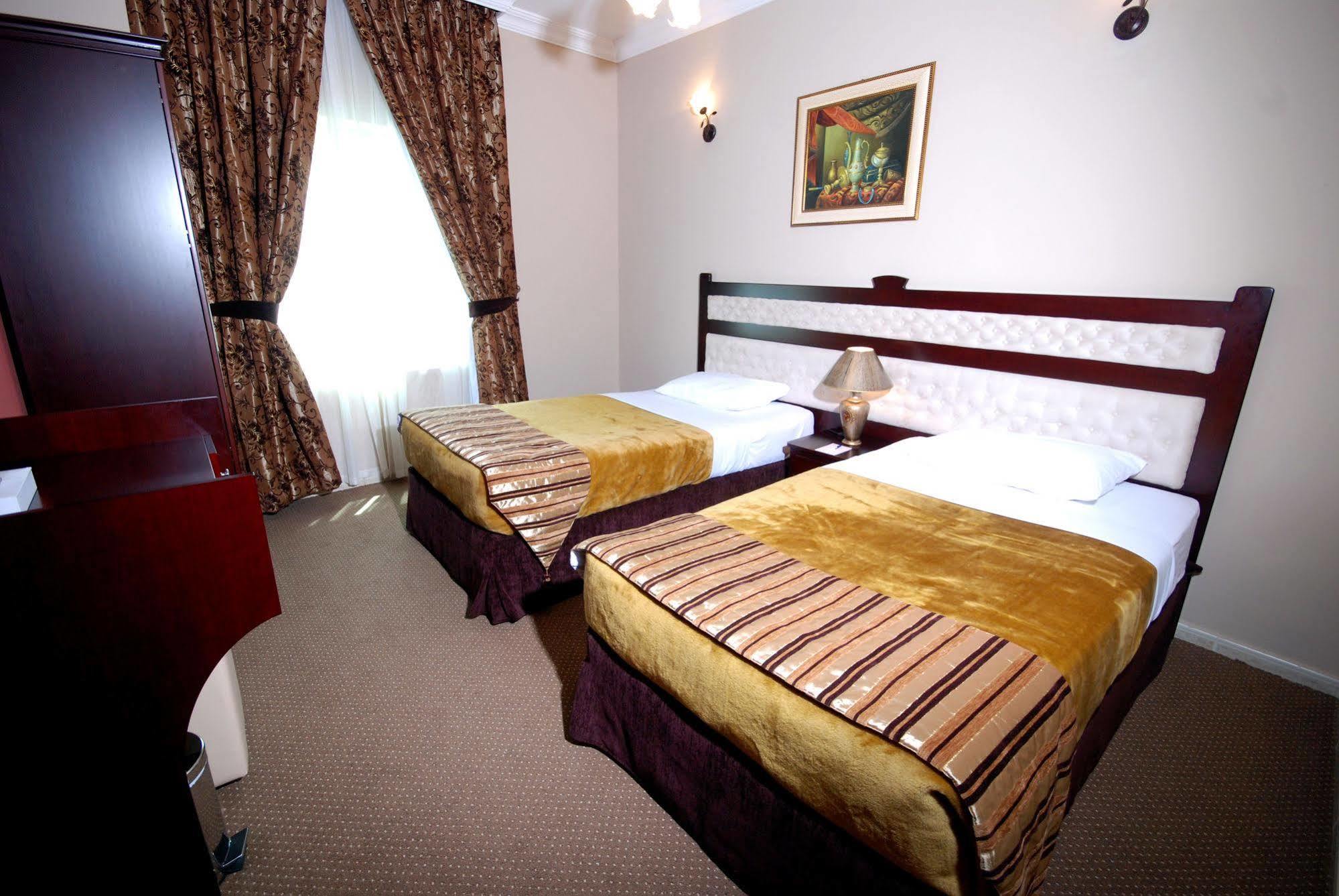 Al Bustan Tower Hotel Suites Sharjah Bagian luar foto