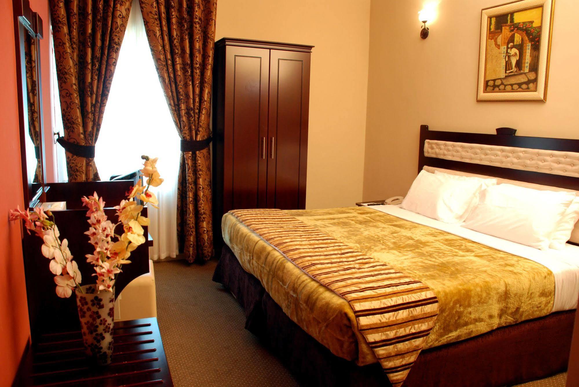 Al Bustan Tower Hotel Suites Sharjah Bagian luar foto