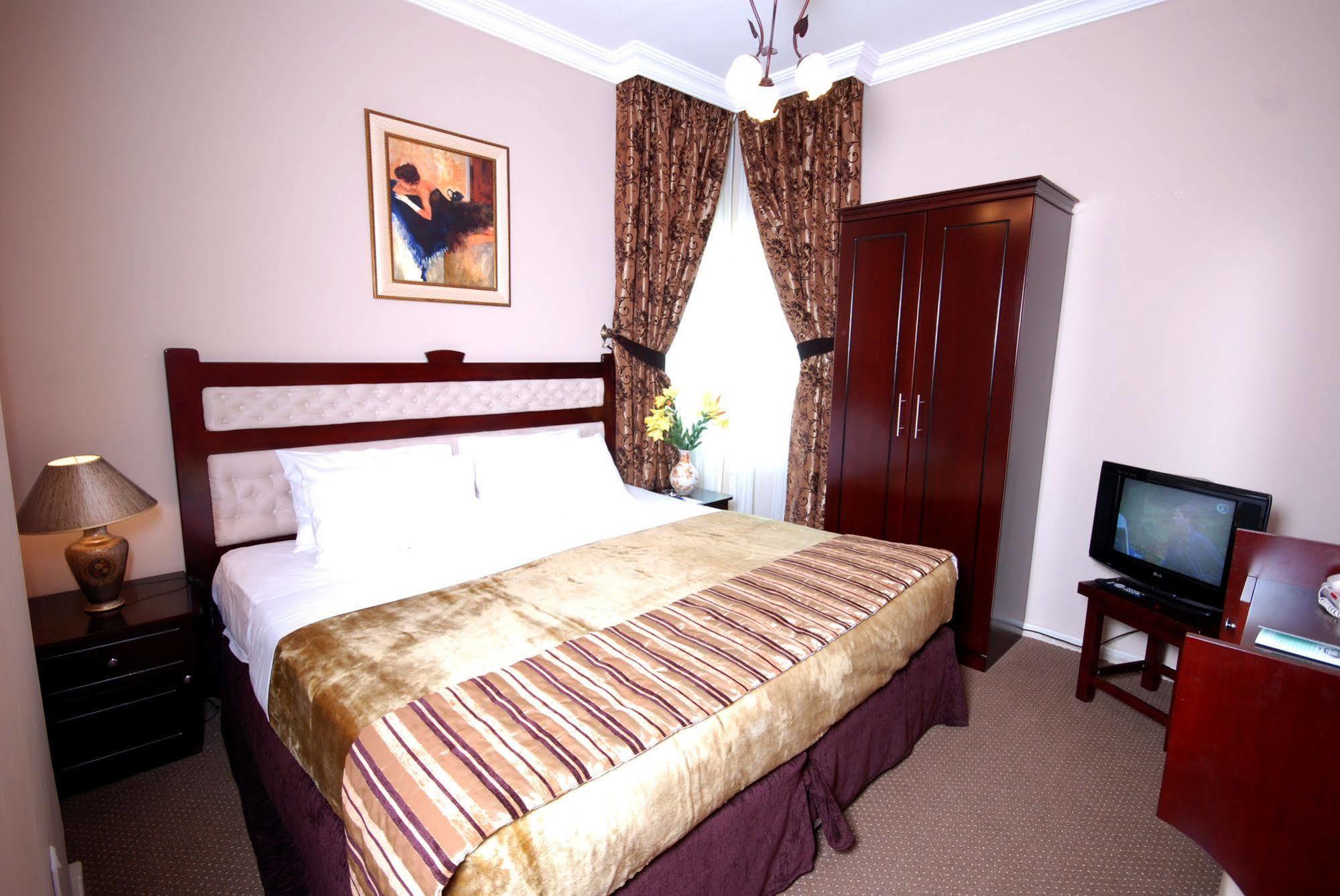 Al Bustan Tower Hotel Suites Sharjah Bagian luar foto