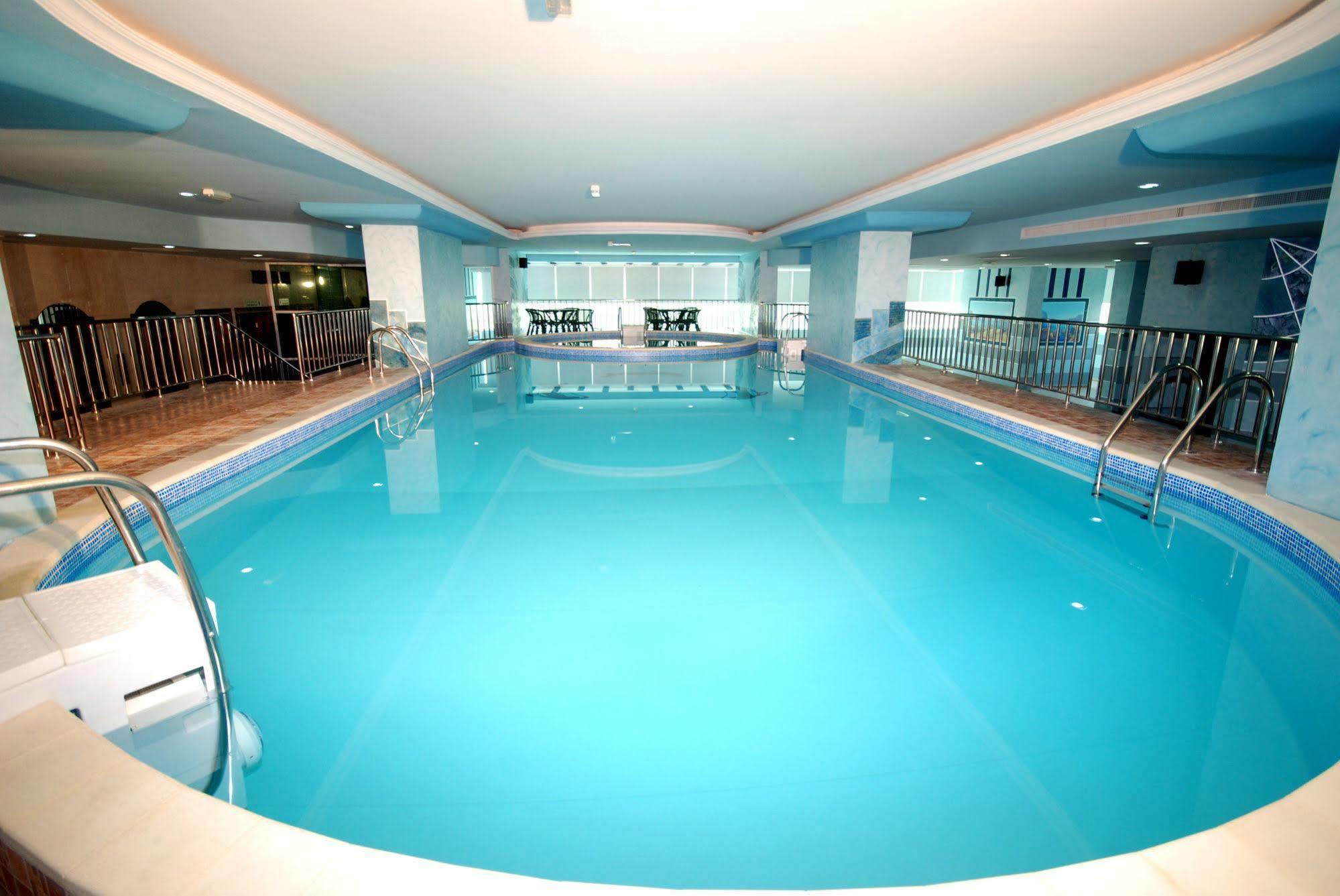 Al Bustan Tower Hotel Suites Sharjah Bagian luar foto