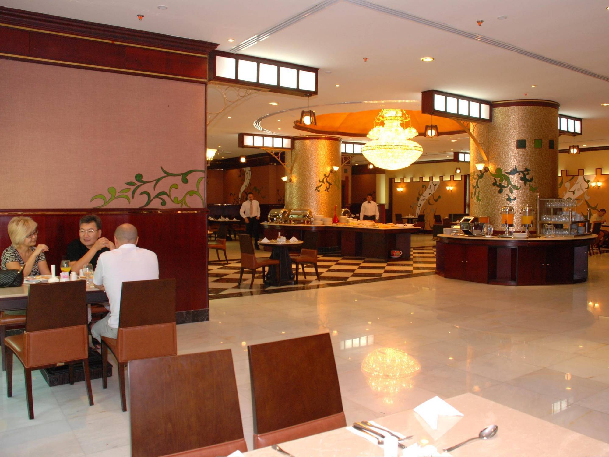 Al Bustan Tower Hotel Suites Sharjah Bagian luar foto
